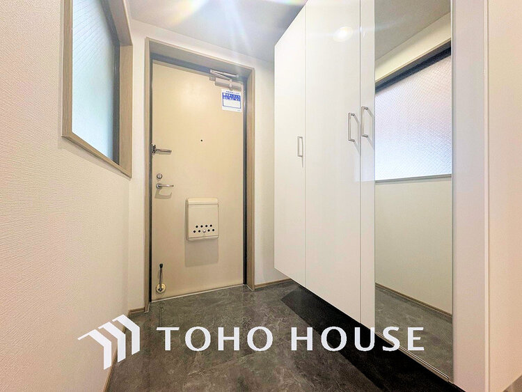 玄関 落ち着いた雰囲気の玄関、家族の帰りを暖かく迎えてくれます