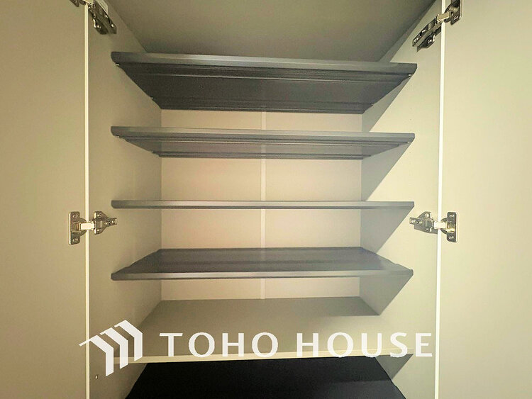 玄関 天井まである玄関収納はご家族分の履物も余裕で収納可能