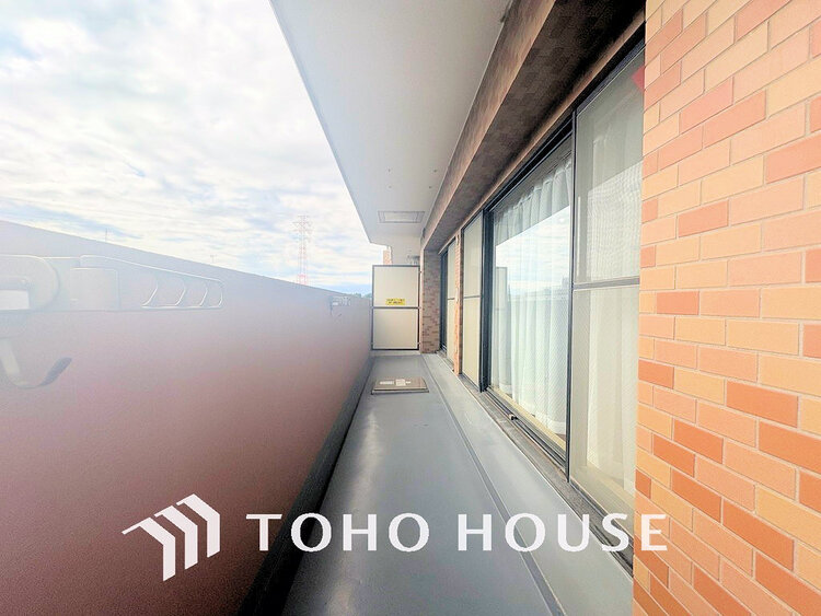 バルコニー 日当たりの良いバルコニーで晴れの日の洗濯物も楽しみになりますね