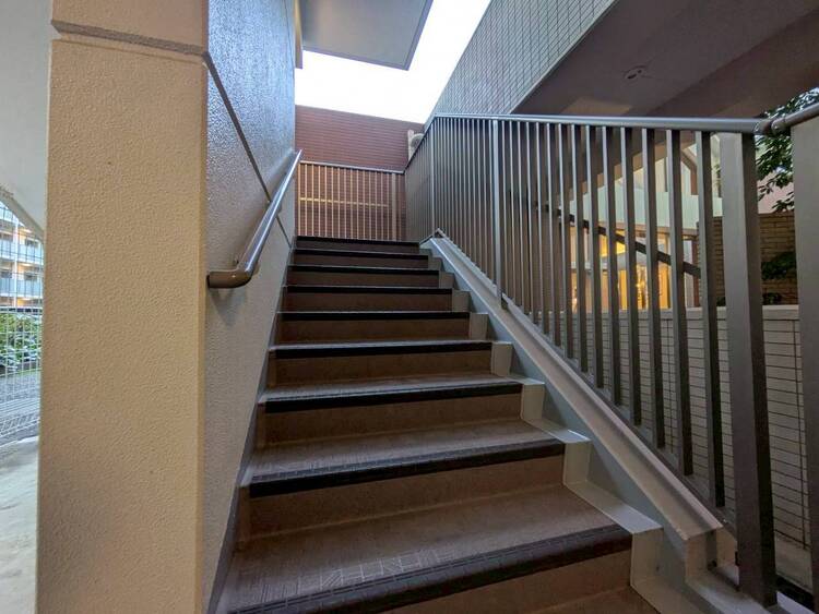 その他 共用部の階段です。明るく清潔に管理されています。