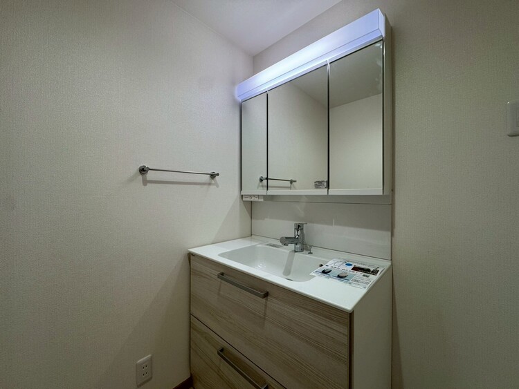 その他 清潔感を感じられる洗面化粧台。