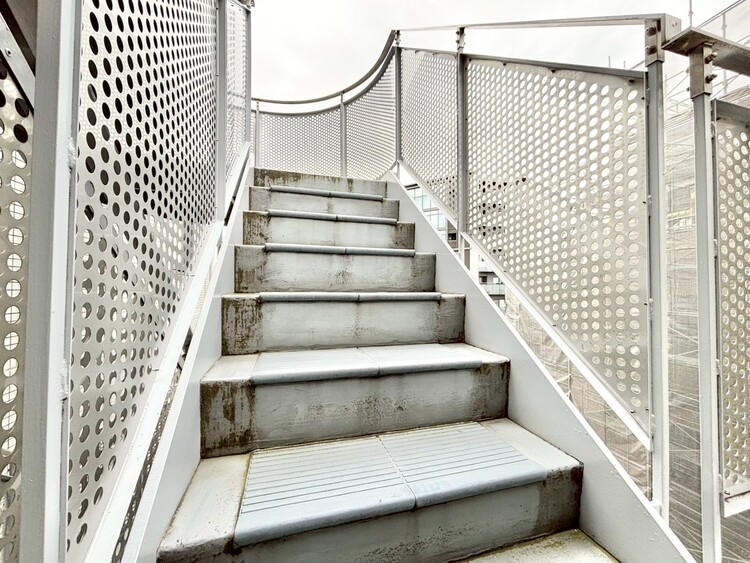 その他 共用部の階段です。明るく清潔に管理されています。