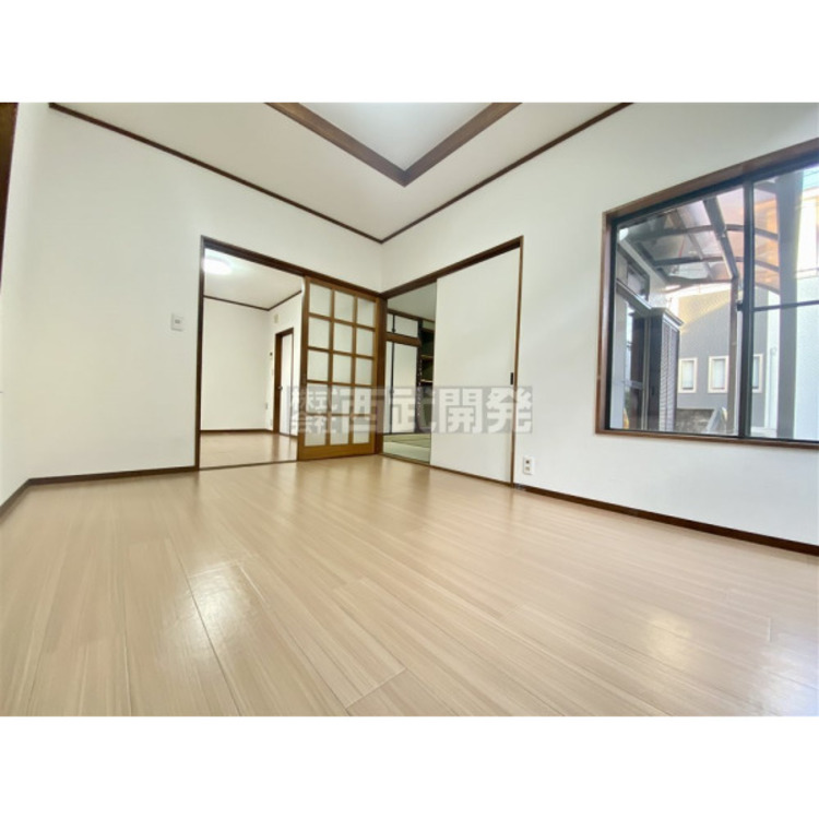 居間 12帖のＬＤＫは家族みんなの快適空間です。お食事したりおしゃべりしたり、家族の絆を育むセントラルスペースです。