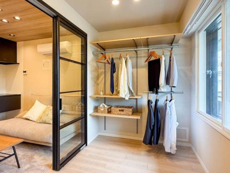 内装 洋室のオープンクロ−ゼットですっきりと収納できます。