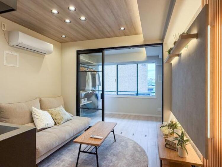 居間 【家具付】落ち着いた色合いの内装で、居心地の良い空間を演出。