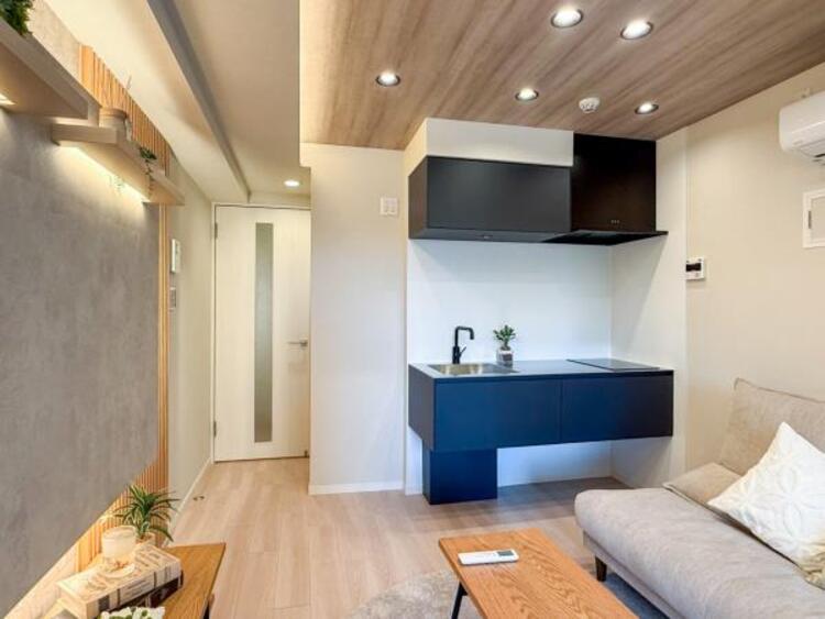 居間 【家具付】ゆったりとくつろげる、明るく開放的な空間です。