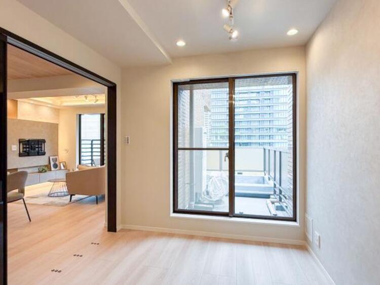 内装 リビングから繋がる洋室。窓からたっぷりと陽光が注がれる、明るく快適なプライベート空間となっています。