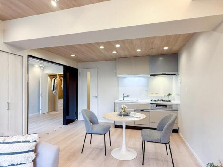 居間 【家具付】話に夢中になりすぎて、時間を忘れてしまう。そんな束の間の幸せを感じられる空間です。