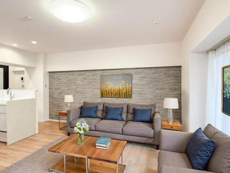 居間 【配置してある家具はCGによるイメージです】ゆったりとしたリビングです。明るさと風が入る窓配置が安らげる空間を演出します。