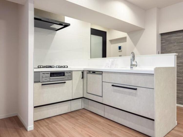 キッチン 広々としたキッチンスペース。食洗機、浄水器付のキッチンは料理が捗ります。