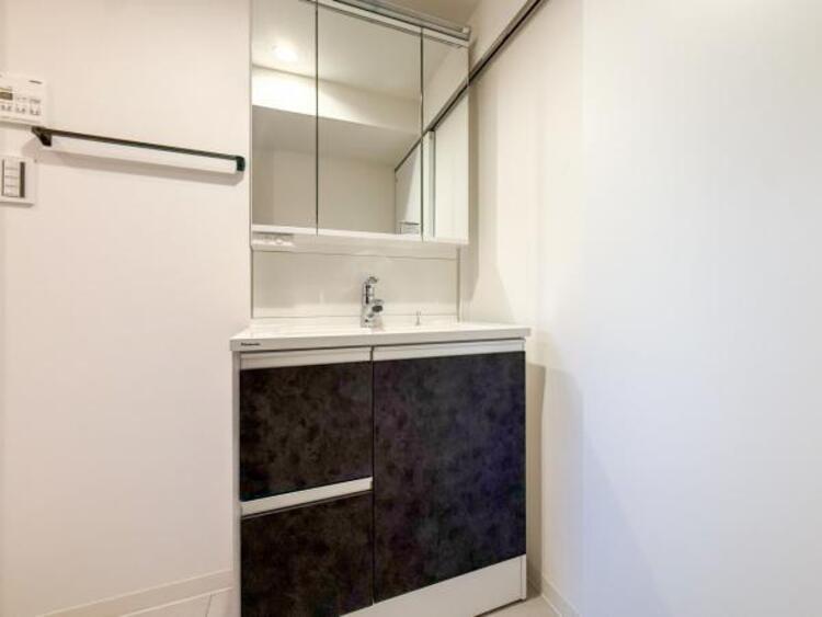 洗面 三面鏡の付いた洗面化粧台は、鏡面裏側にも機能的な収納を配置。普段使いの洗面小物やスキンケア用品などが衛生的に保管できます。