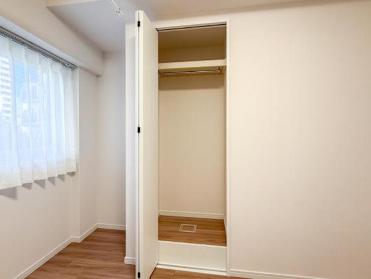 収納 クローゼットは棚やハンガーパイプが付いており、スーツや上着などが収納可能です。