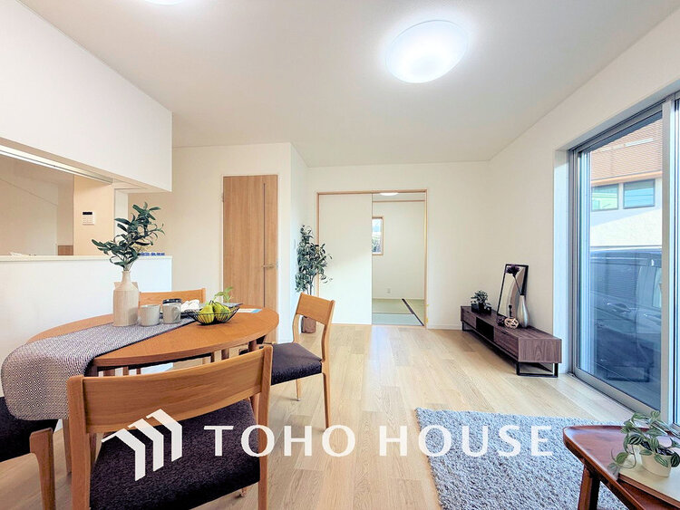 内装 家族みんなが爽やかに過ごせるように、光をたっぷり取り込んだLDK