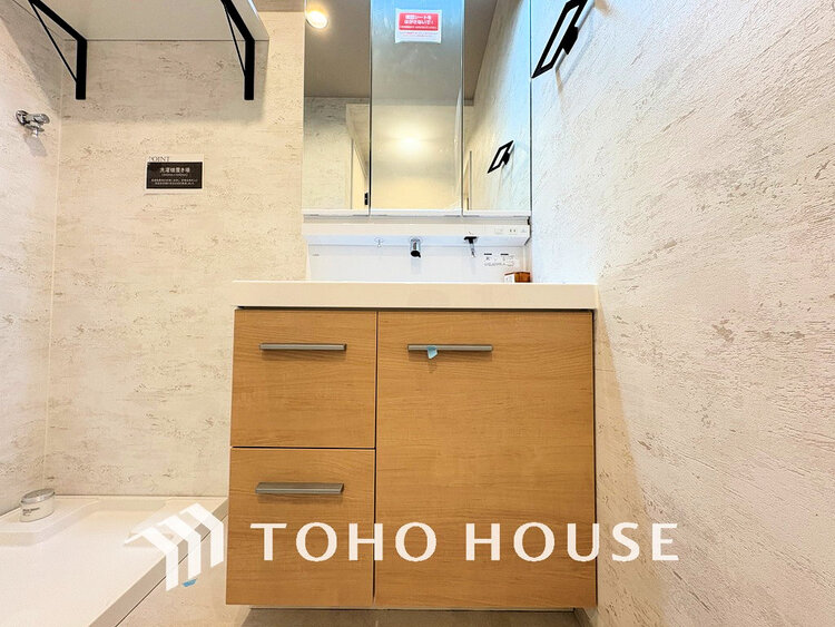 洗面 落ち着きのある色合いでまとめられた洗面室