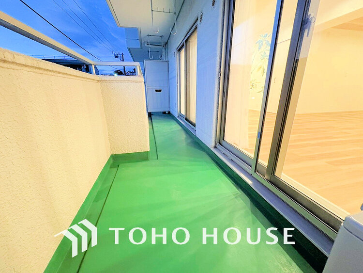 バルコニー 日当たりの良いバルコニーで晴れの日の洗濯物も楽しみになりますね