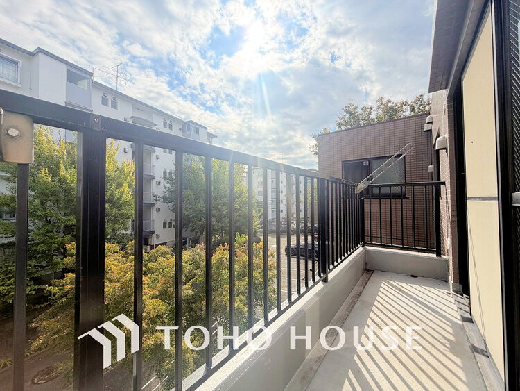 バルコニー 日当たりの良いバルコニーで晴れの日の洗濯物も楽しみになりますね