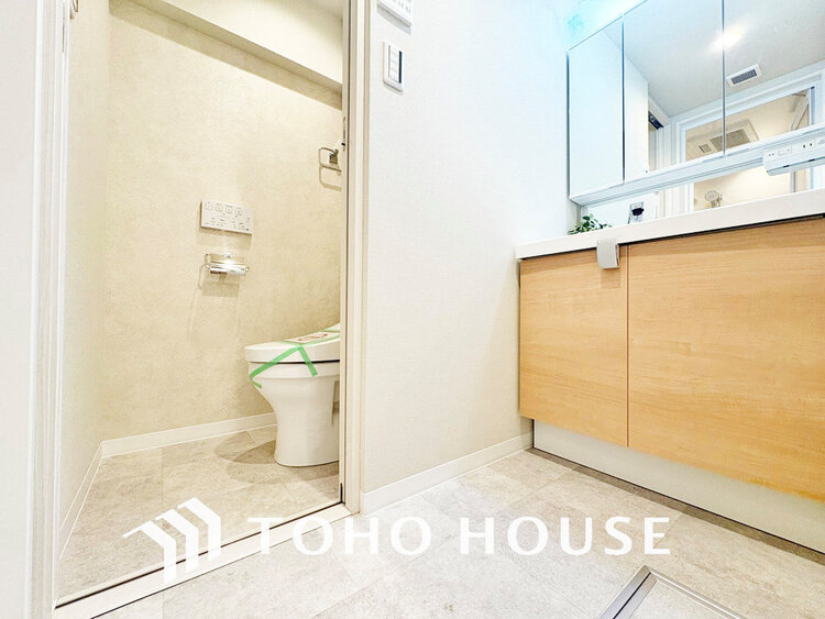 洗面 白を基調とした清潔感のある洗面室で朝の身支度を