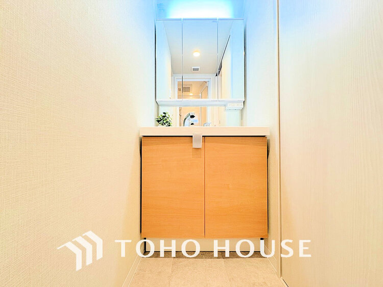 洗面 落ち着きのある色合いでまとめられた洗面室