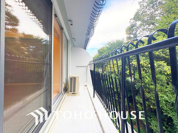 バルコニー 日当たりの良いバルコニーで晴れの日の洗濯物も楽しみになりますね