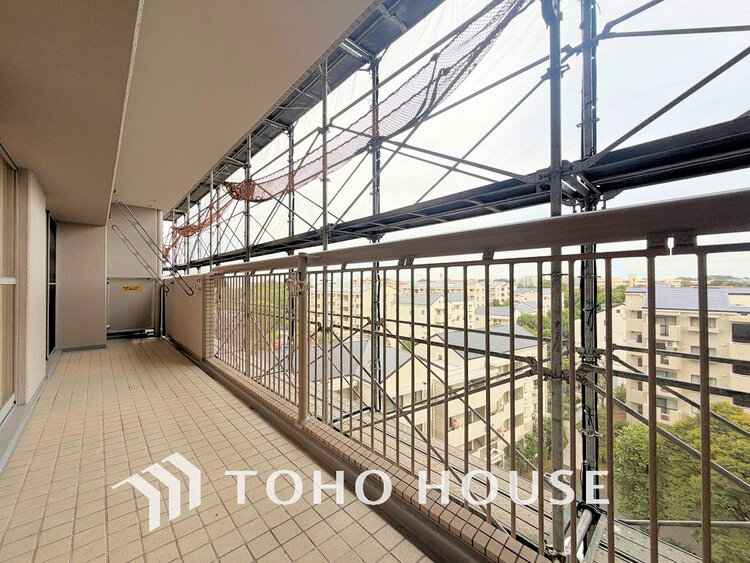 バルコニー 日当たりの良いバルコニーで晴れの日の洗濯物も楽しみになりますね