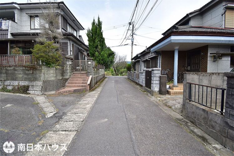 外観 【前面道路】東南向きの前面道路です！