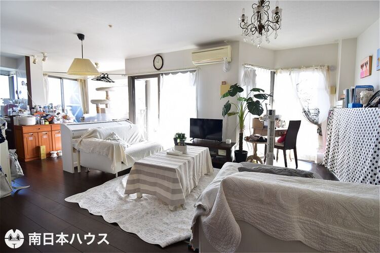 居間 【リビング】約22帖の広々リビングです！東南向きのバルコニーから日が差します♪