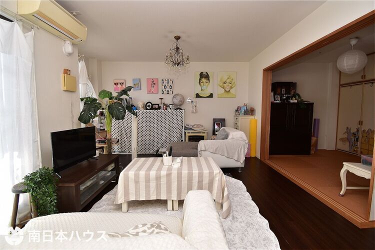 居間 【リビング】約22帖の広々リビングです！和室も隣接しているので開放感があります♪