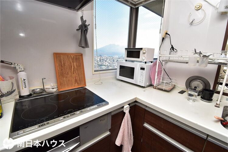 キッチン 【キッチン】料理中も小窓から桜島を望めます♪所有者様もお気に入りの眺めです♪