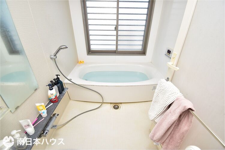 風呂 【浴室】浴室暖房乾燥機付きの浴室です！窓もあるので自然換気もできます♪