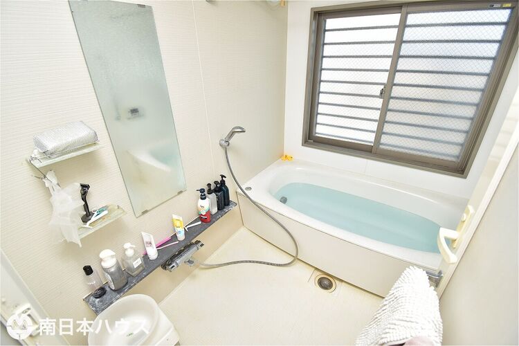 風呂 【浴室】浴室暖房乾燥機付きの浴室です！窓もあるので自然換気もできます♪