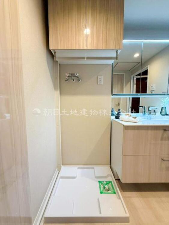 洗面 【洗面・脱衣所】ストレスフリーな広いランドリースペース。大きな洗濯機乾燥機もしっかりとおけます。 