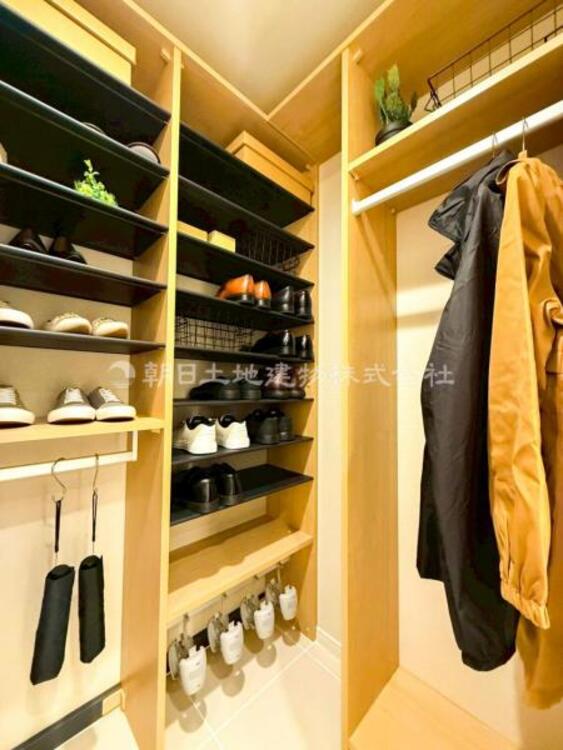 収納 【収納】適材適所に設けた収納は、奥行きもあり多くの物の収納が可能です。扉を閉めるとパッと隠すことができるので、いつでも室内が整理整頓でき気持ちのいい空間として使えます! 