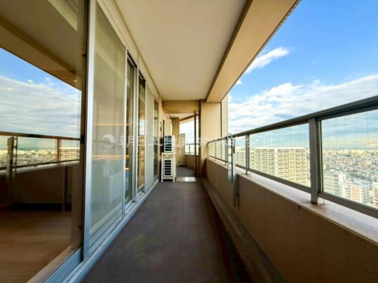 バルコニー 【バルコニー】太陽の光と爽やかな風でお洗濯物は気持ちいいです。 