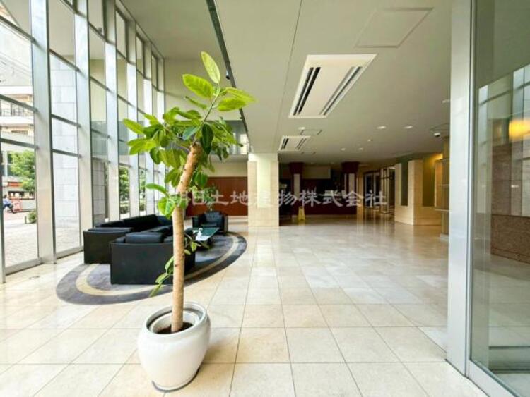 その他 【ロビー】エントランスを潜ると清潔感あるロビーが広がります。 