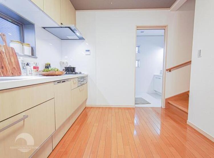 キッチン 【キッチン】広く取られたキッチンスペースはとても便利です。　自由にレイアウトがカスタマイズできます。 