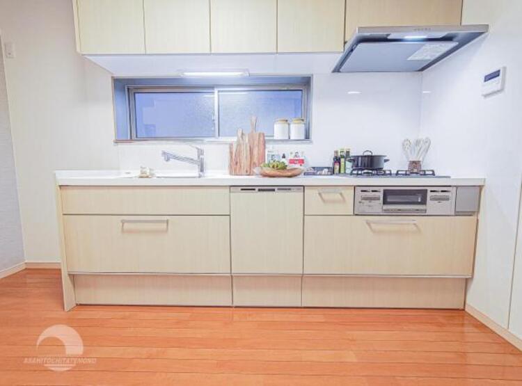 キッチン 食洗器付きキッチン！食後の洗い物の時間を食洗器にまかせて空いた時間を団欒や趣味に使うことができます。お使いにならない場合でも食器の乾燥や大きな食器の収納などにもお使いいただけます。 