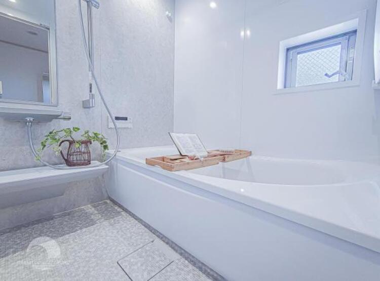 風呂 【浴室】ゆったりと寛げる広々バスで足を伸ばしてリラックス。　最新のユニットバスは設備も充実です。 