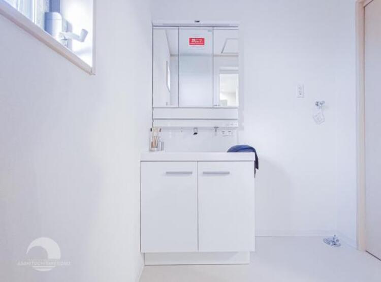 洗面 【洗面・脱衣所】３面鏡、シャワーヘッド、収納など充実の設備。動きやすい広さがあり使い勝手が良好です。 