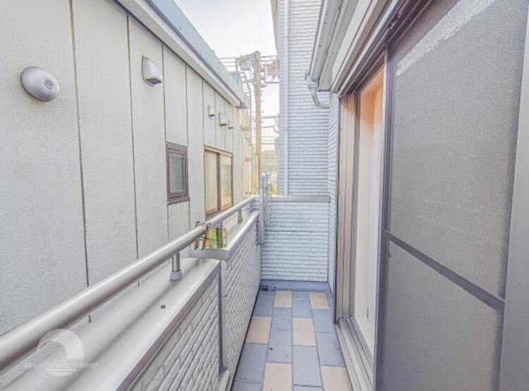 バルコニー 【バルコニー】太陽の光と爽やかな風でお洗濯物は気持ちいいです。 