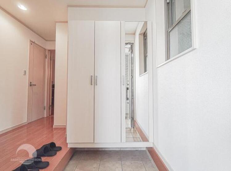 その他 【玄関】明るく広い玄関には収納力に優れたシューズボックス。　靴をスッキリと整頓することができます。 