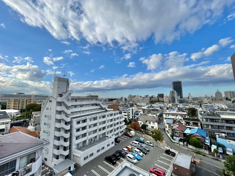 バルコニー 窓を開けると広がる青空。心をリフレッシュして日々を過ごしていきましょう。