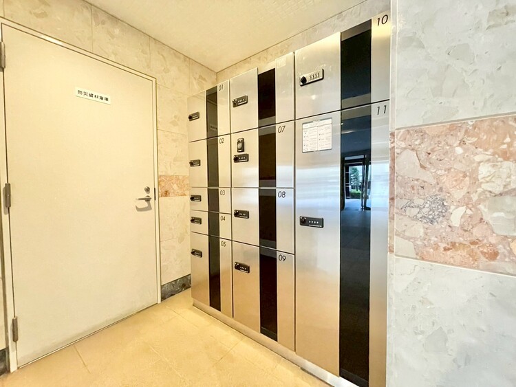 設備 外出中に活躍してくれる宅配ボックスが設置されています。家で宅配物を待たなくて済みますね。