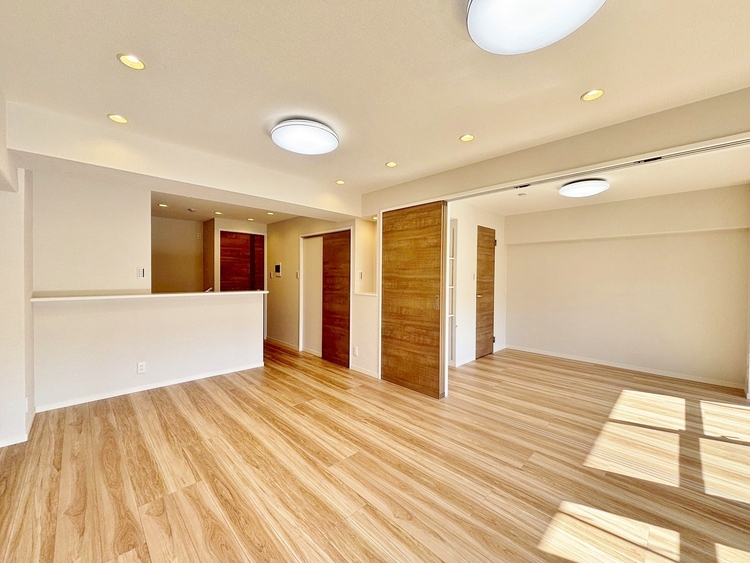 居間 忙しく過ぎゆく日常を置き去るほど、ゆったりした時間が流れるリビング。