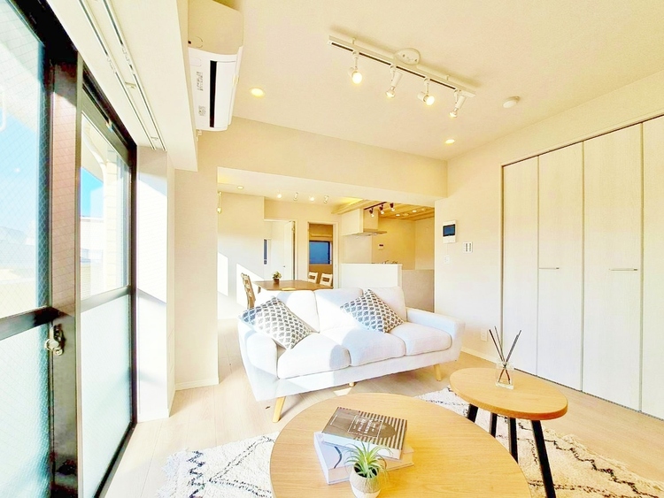 居間 飾り過ぎないシンプルな内装と偏り過ぎないデザインで統一しました。