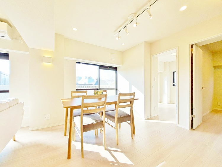 居間 快適に過ごす毎日を求めて、暮らしの中でご自身の「マイホーム」に創り上げてください。