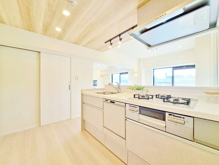 キッチン スマートな意匠と充実の機能を備えたキッチンが、暮らしにおいしい彩りを添えます。