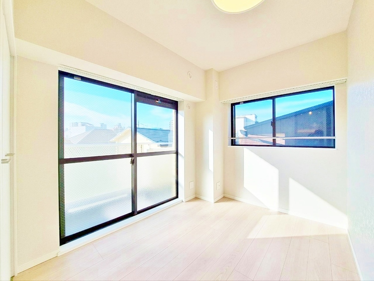 寝室 ベッドも十分に設置するスペースがあります。