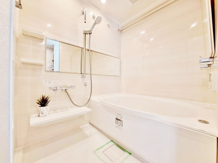 風呂 一日の疲れを癒すバスルームは、心地よいリラックスを叶える清潔感溢れる空間です。
