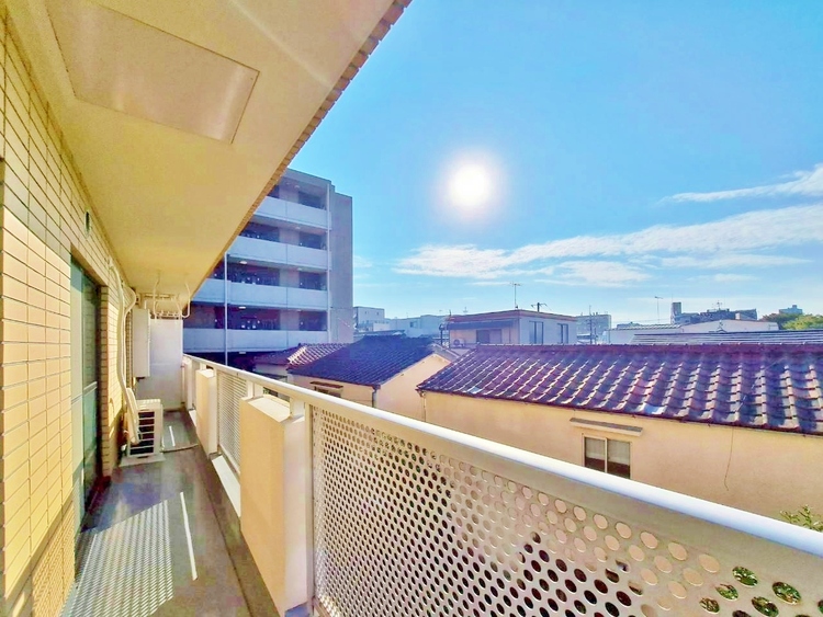 バルコニー 暮らしの中で、光と風を演出してくれるバルコニー。