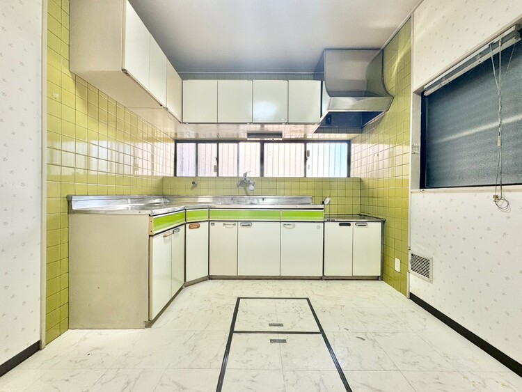 キッチン スマートな意匠と充実の機能を備えたキッチンが、暮らしにおいしい彩りを添えます。